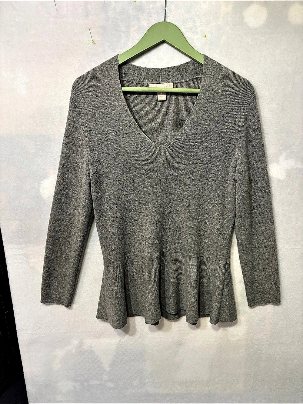 Banana Republic Gray V-Neck Sweater Wool blend Size Large Like New